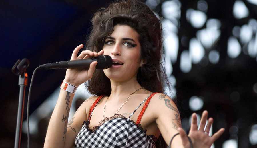 10 anos sem Amy Winehouse: Cantora é homenageada em documentário inédito Lorena Bueri