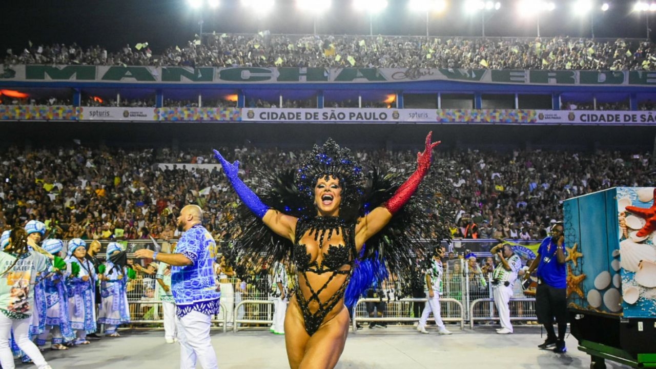 Viviane Araújo desfila com estilo como rainha da Mancha Verde no carnaval de SP 2025 Lorena Bueri