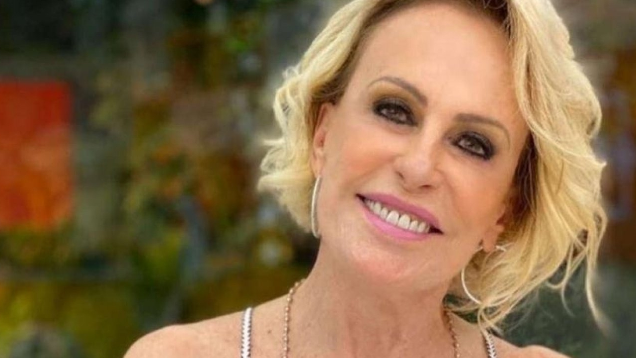 Ana Maria Braga foge do carnaval e curte praia com o namorado Lorena Bueri