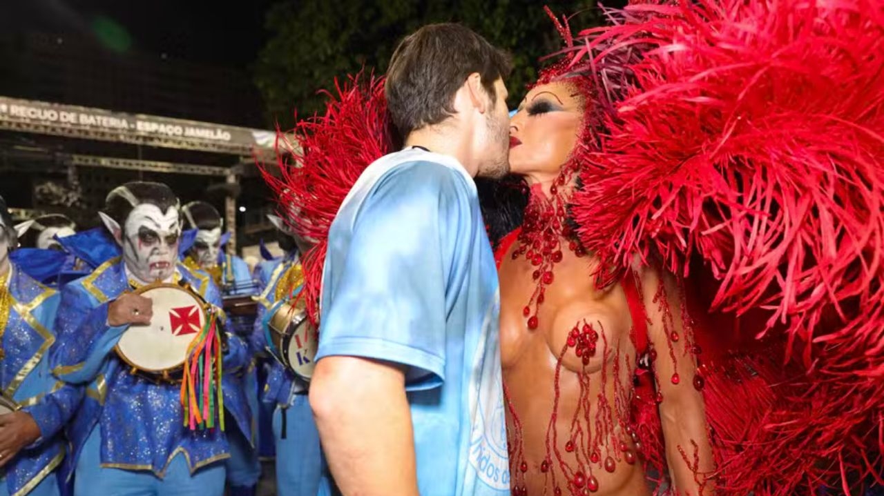 Sabrina Sato e Nicolas Prattes trocam beijos durante concentração de desfile, no Rio Lorena Bueri