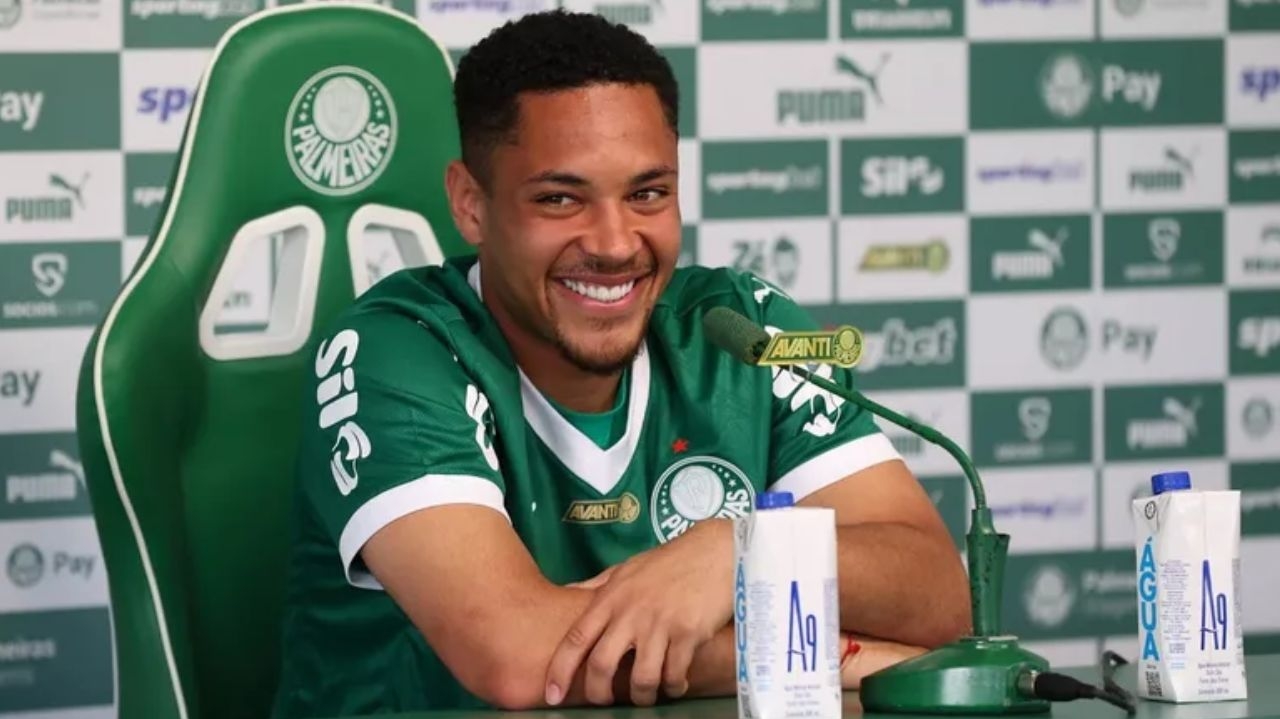 Vitor Roque quer ajudar o Palmeiras para 'pagar dívida' Lorena Bueri