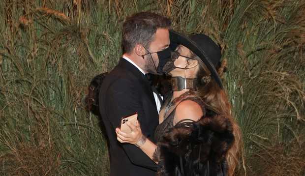 Jennifer Lopez troca beijo de máscara com Ben Affleck