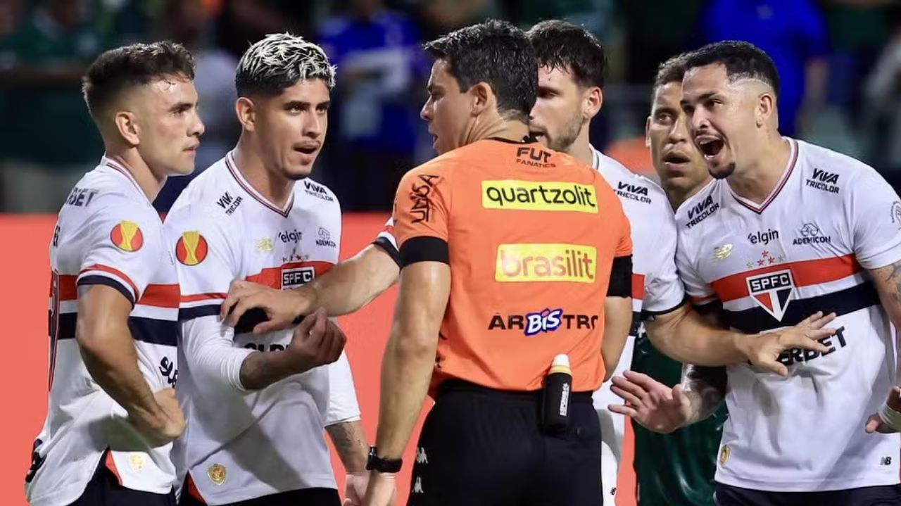 São Paulo protesta contra arbitragem da semifinal do Paulistão Lorena Bueri