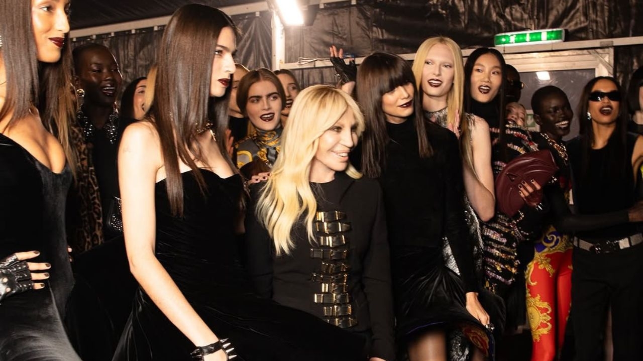 Relembre alguns dos momentos mais icônicos de Donatela Versace  Lorena Bueri