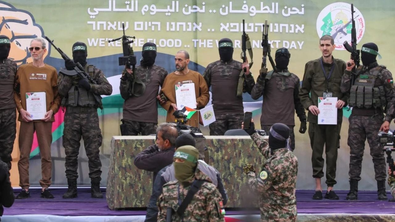 Terroristas do Hamas aceitam libertar refém israelense-americano e entregar mais quatro corpos Lorena Bueri