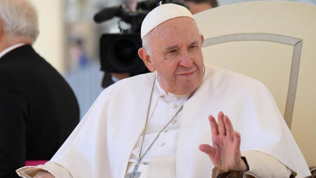 Vaticano divulga primeira foto de Papa Francisco durante tratamento Lorena Bueri