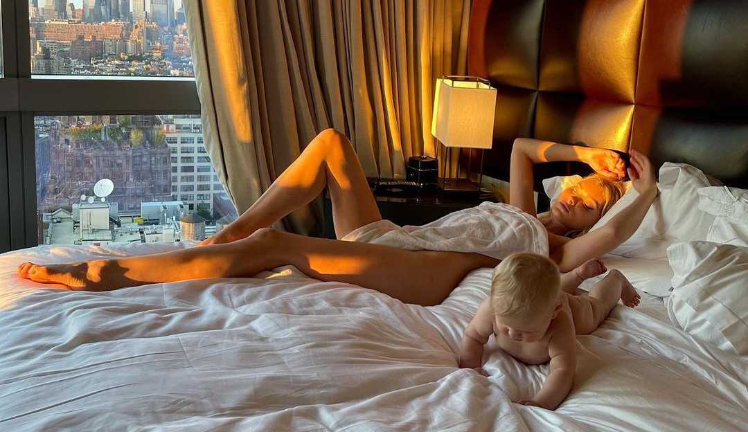 Modelo sueca divide a internet após postar foto nua junto de sua filha de 7 meses