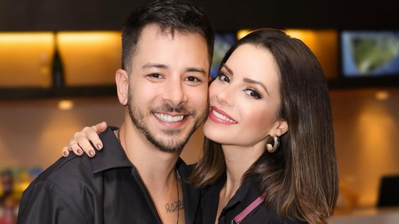 Sandy e Junior levam fãs ao delírio durante desembarque no Rio de Janeiro Lorena Bueri