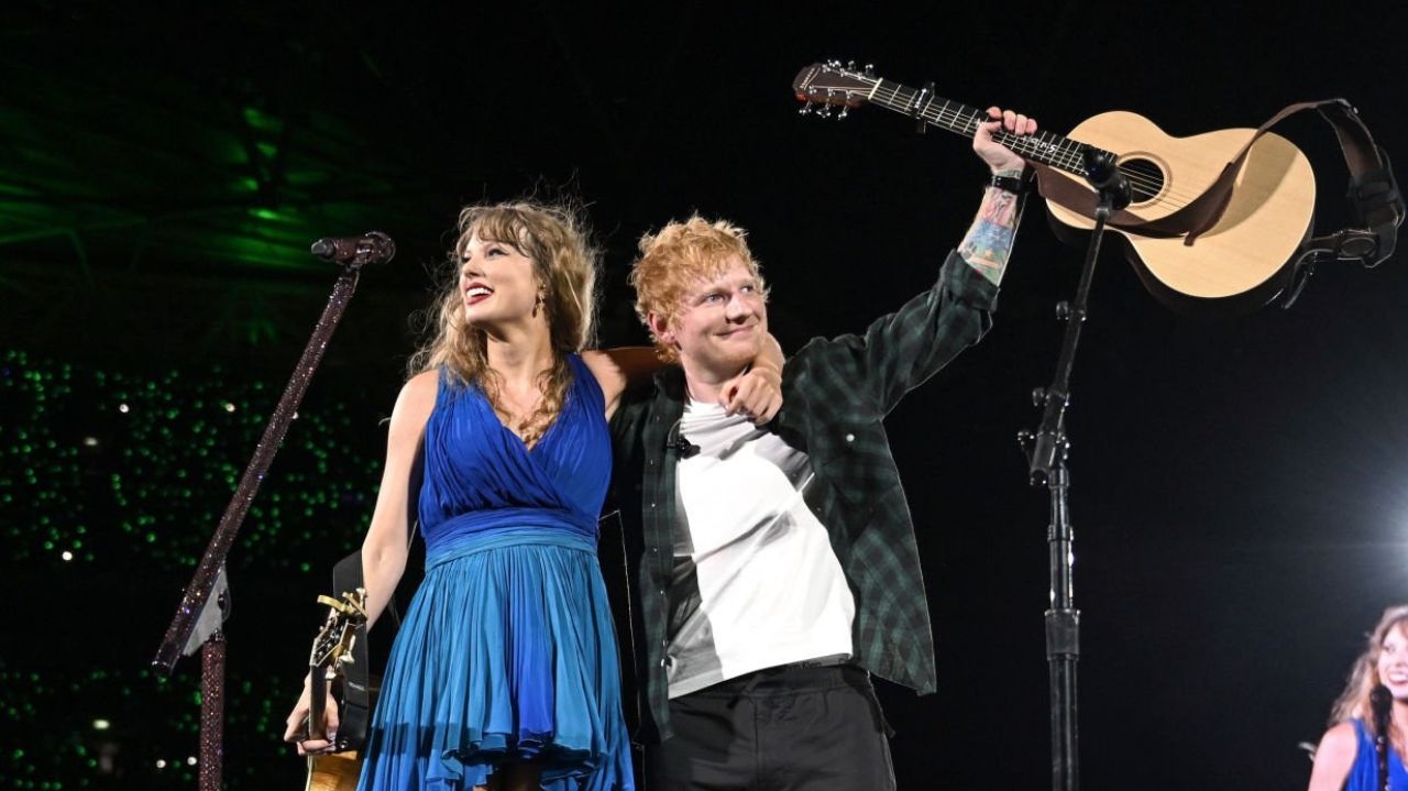 Taylor Swift brinca com polêmica do VMA em bilhete antigo divulgado por Ed Sheeran Lorena Bueri