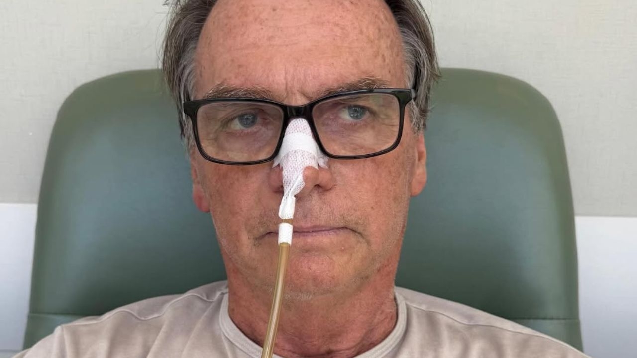 Sonda nasogástrica de Bolsonaro é retirada e ele deixa a UTI após 17 dias Lorena Bueri