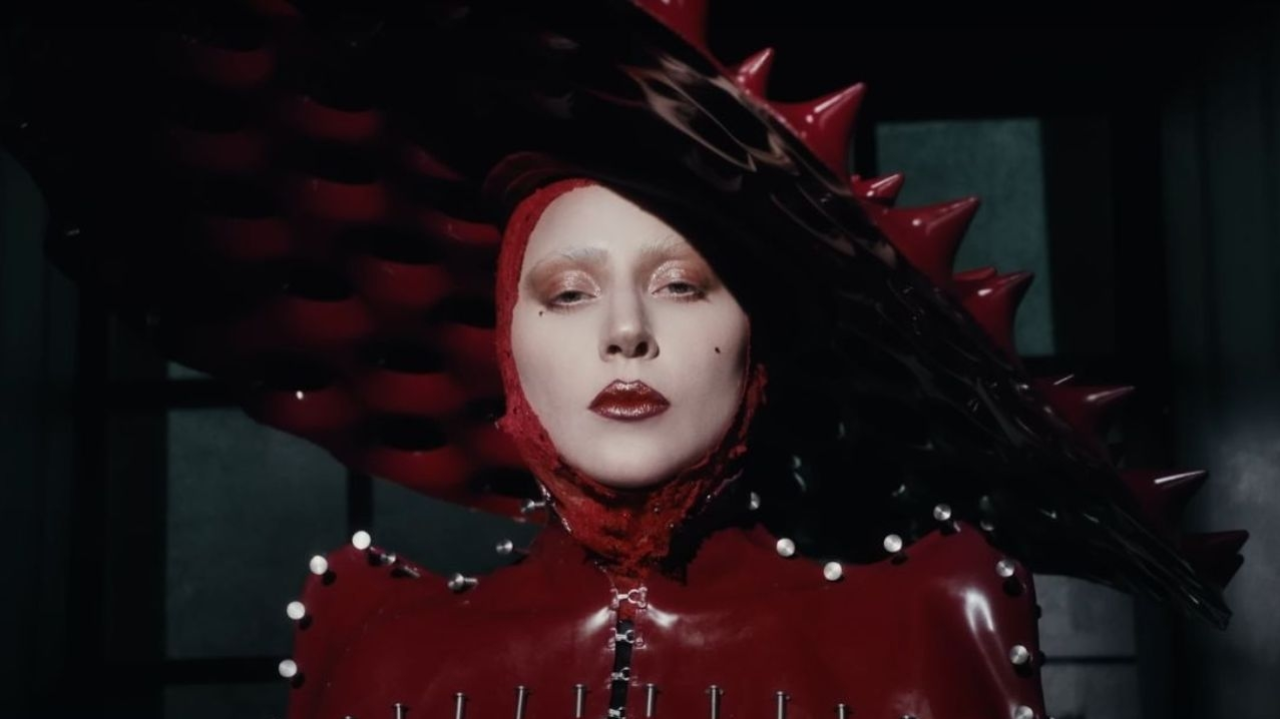Lady Gaga surpreende fãs com pizza em Copacabana Lorena Bueri