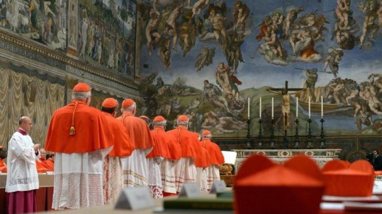 Chaminé é instalada no telhado da Capela Sistina para o Conclave Lorena Bueri