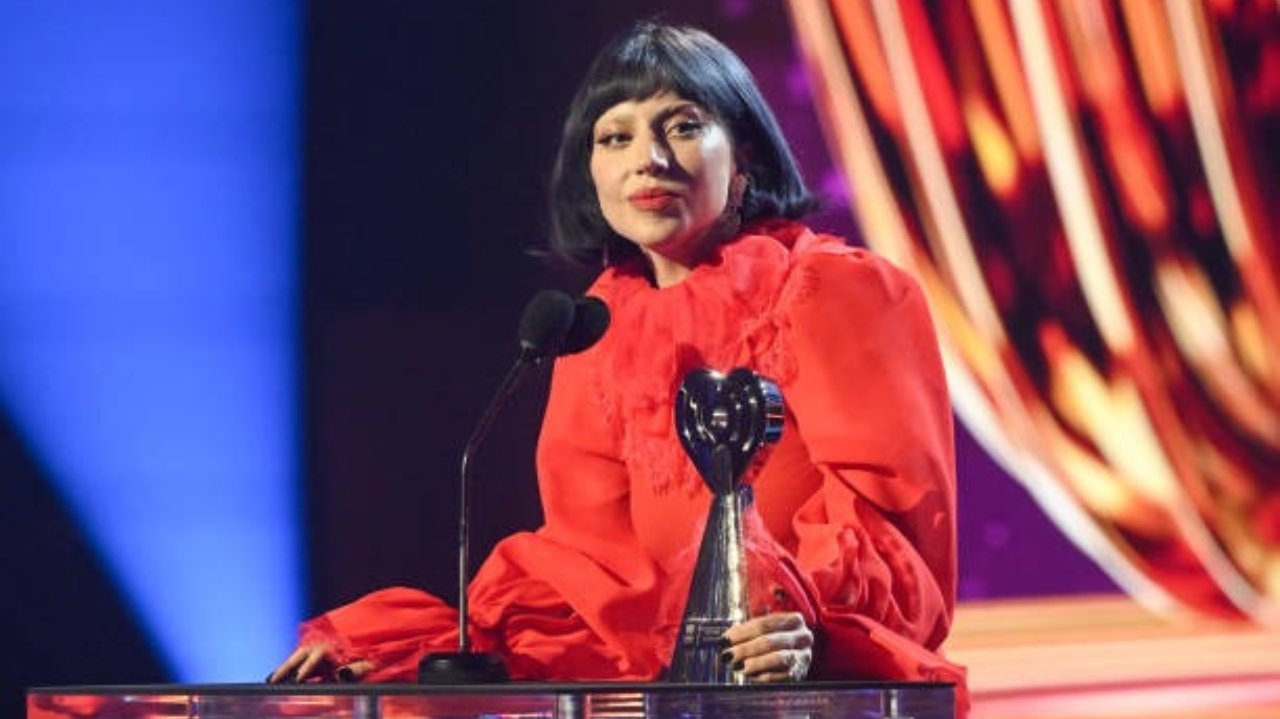 Banda de Lady Gaga testa som em Copacabana e agita fãs Lorena Bueri