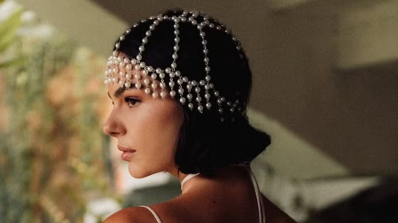 Isis Valverde celebra casamento com três vestidos icônicos e styling impecável Lorena Bueri