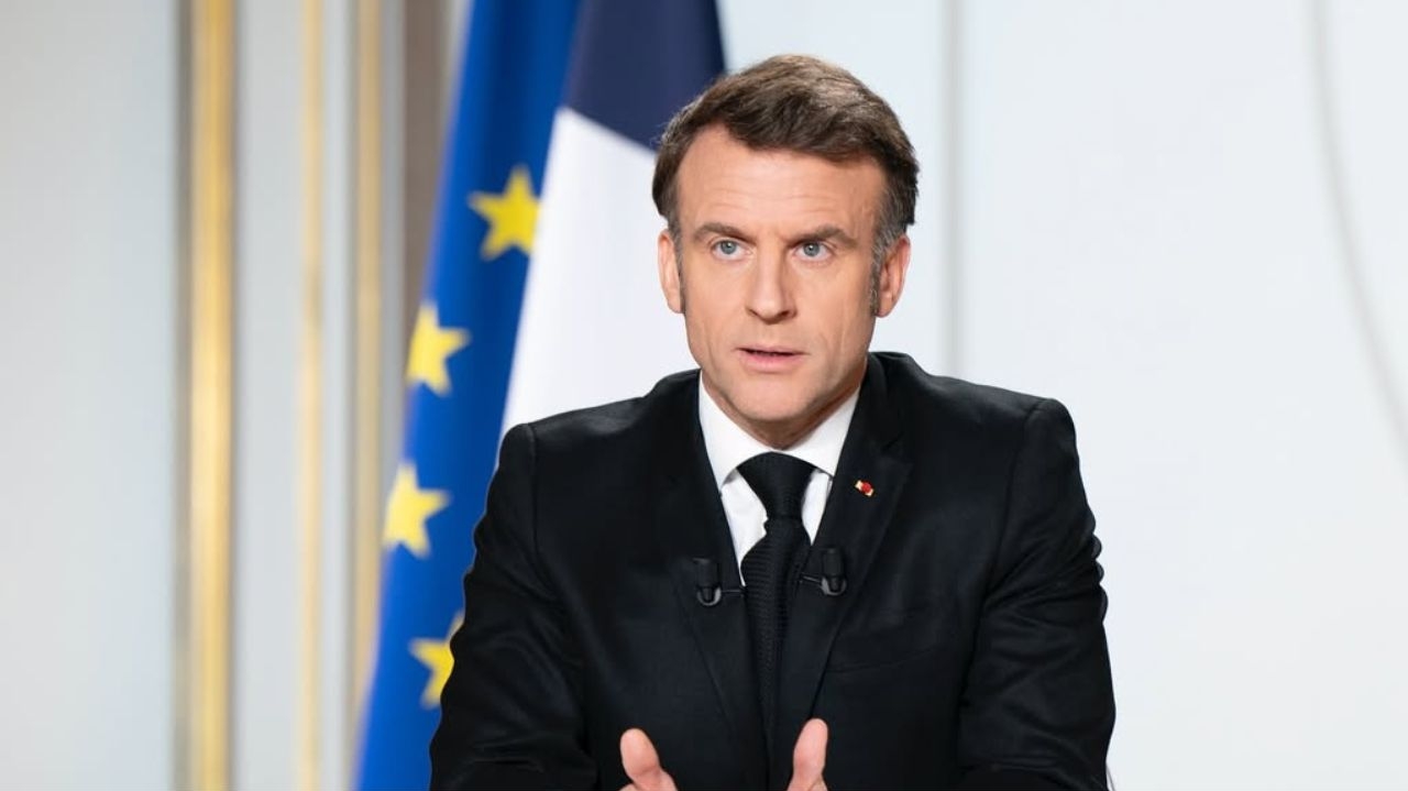 Presença de Macron em Roma aumenta suspeitas na escolha de novo papa  Lorena Bueri