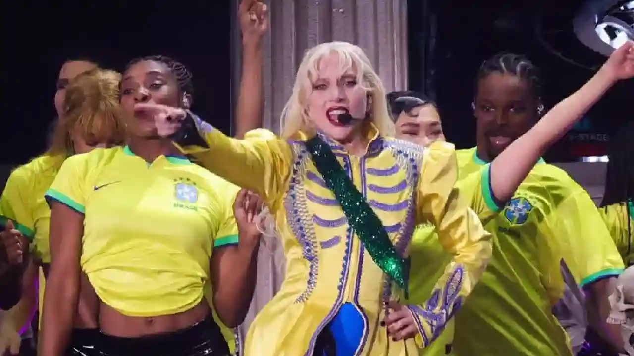 Lady Gaga agradece aos fãs após show histórico em Copacabana  Lorena Bueri