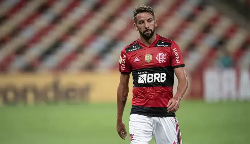 Em má fase, Isla sofre críticas dos torcedores e apaga as fotos com a camisa do Flamengo em rede social Lorena Bueri