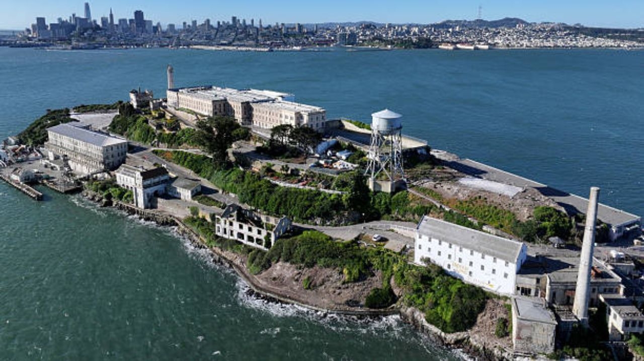 Trump quer reabrir Alcatraz e diz que prisão simboliza lei e ordem Lorena Bueri