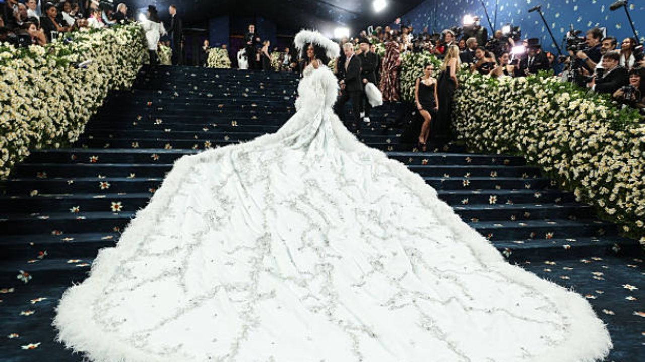 Met Gala 2025: Diana Ross faz retorno ao evento usando look com brilhos e penas Lorena Bueri