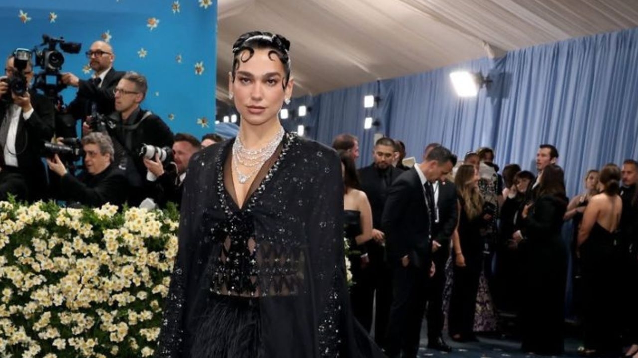 Met Gala 2025: Dua Lipa reinventa o glamour no tapete vermelho mais famoso da moda Lorena Bueri