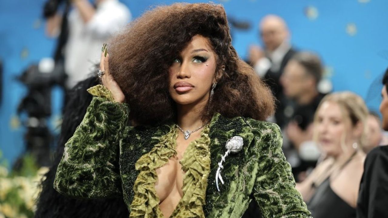 Met Gala 2025: Cardi B aposta em terno de veludo com bordados vibrantes Lorena Bueri