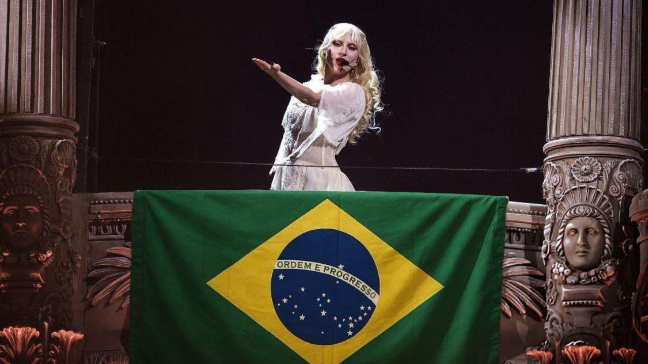 Lady Gaga agradece ao Brasil e assina Livro de Ouro do Copacabana Palace Lorena Bueri