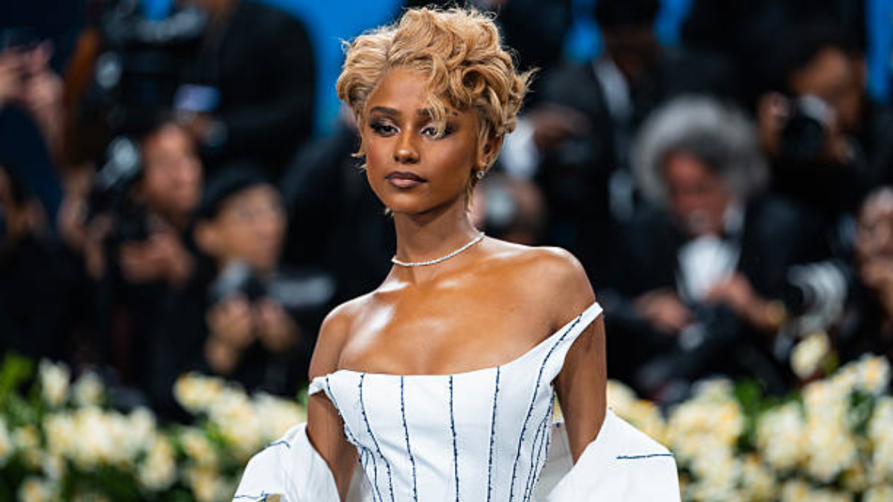 Tyla ocupa a escadaria do Met Gala com vestido de cauda monumental Lorena Bueri