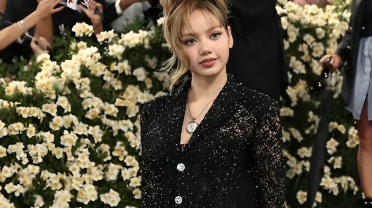 Met Gala 2025: Lisa faz história com detalhe em seu look Louis Vuitton  Lorena Bueri