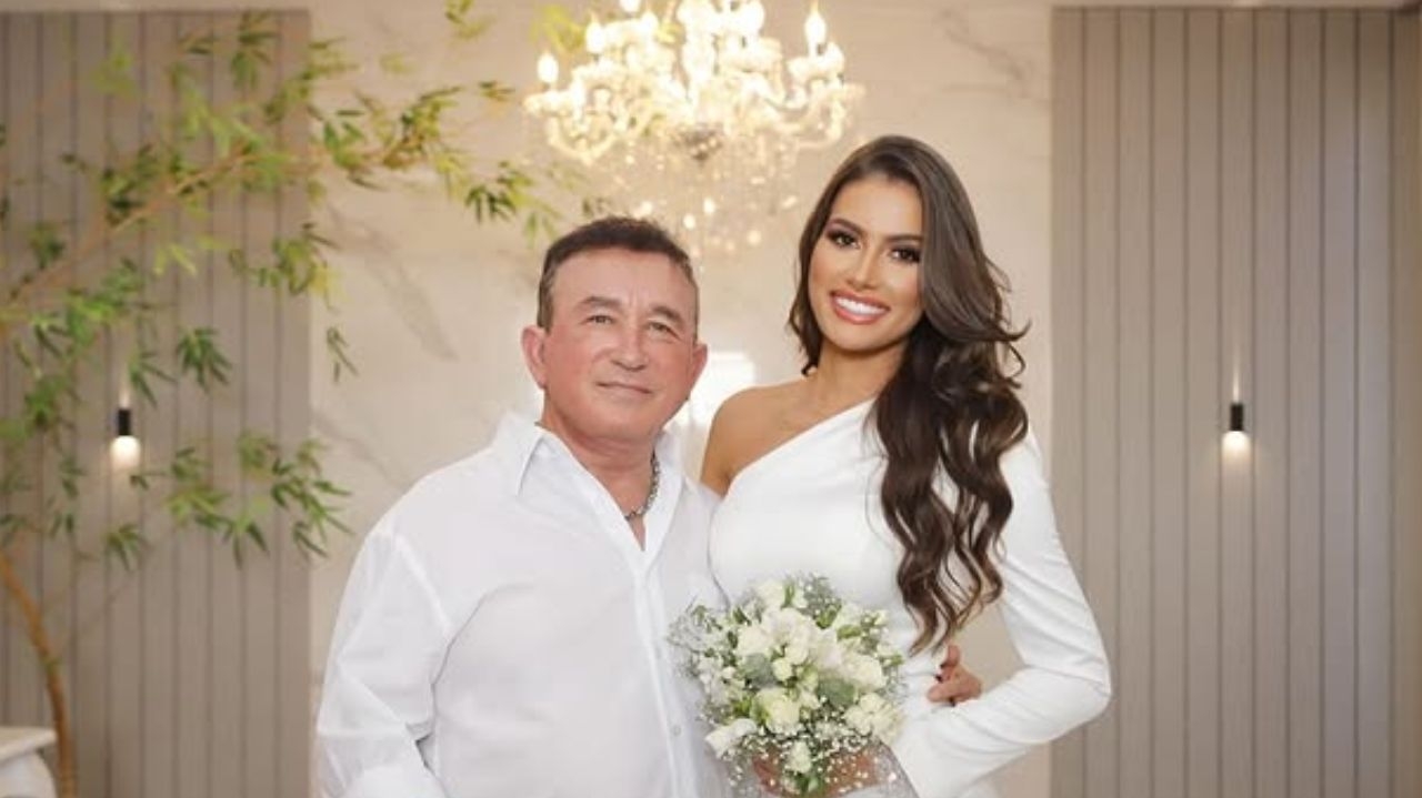 Amado Batista e Calita Franciele são vistos aos beijos em jogo de futebol Lorena Bueri
