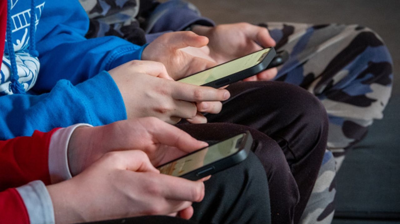 Excesso de redes sociais por adolescentes abre discussão sobre transtorno mental Lorena Bueri
