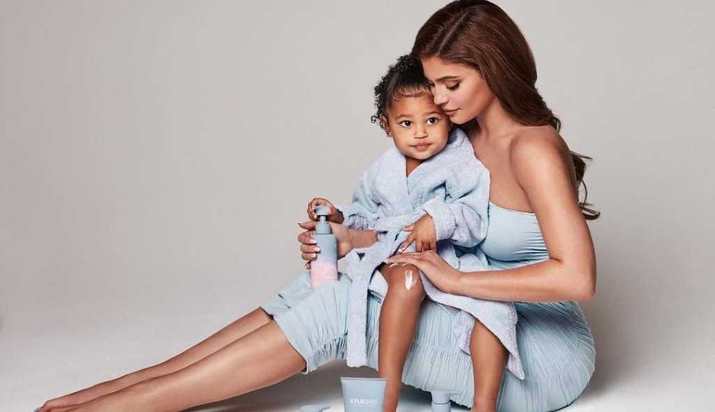 Kylie Jenner lança uma marca infantil Lorena Bueri