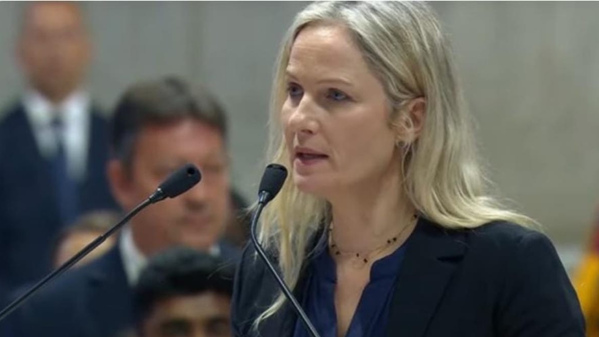 Conclave reúne fies e destaca brasileira Andressa Collet na leitura da oração universal Lorena Bueri