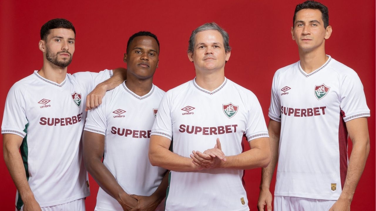 Fluminense lança novo uniforme branco para a temporada 2025 Lorena Bueri