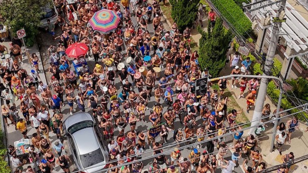 Bloco de Carnaval 'A Vida Presta' é multado pela prefeitura de São Paulo  Lorena Bueri