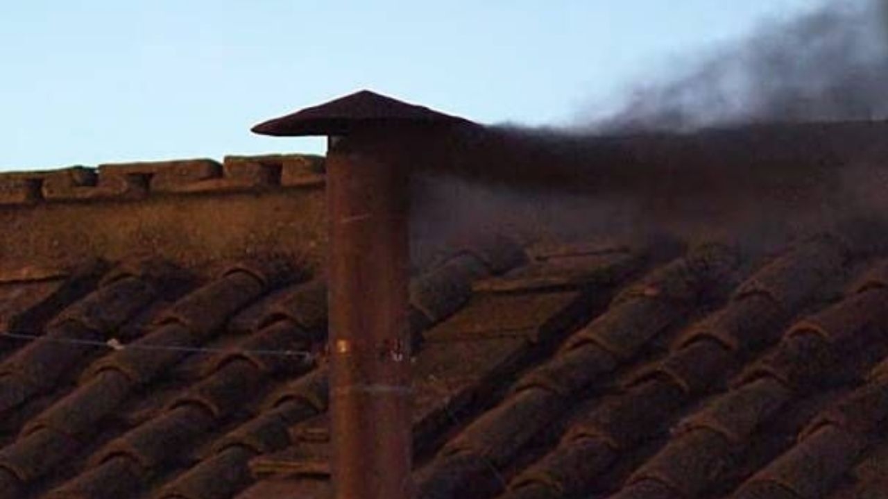 Fumaça preta marca 1ª votação no conclave e mantém suspense sobre novo papa Lorena Bueri