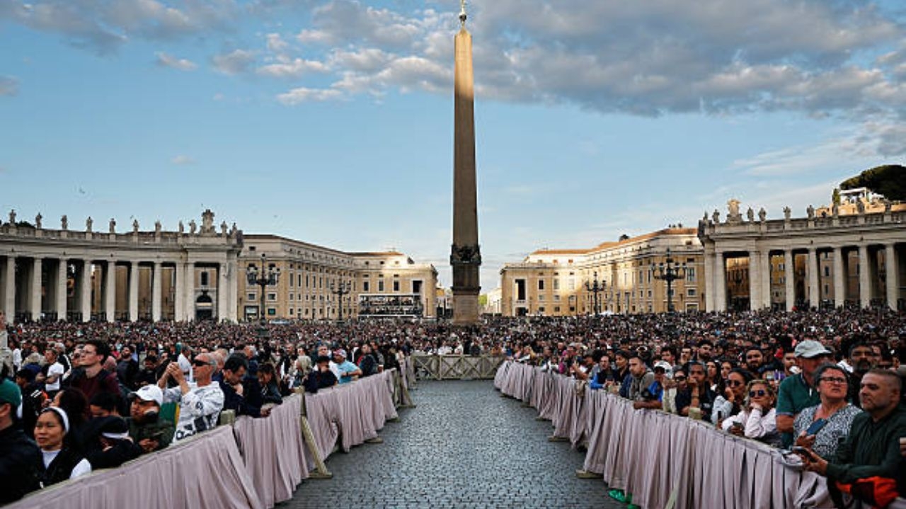 A Sala das Lágrimas: o momento mais íntimo da eleição papal no Vaticano Lorena Bueri