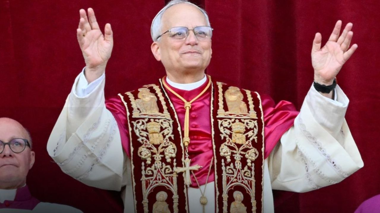 Entenda o que cada peça no traje do Papa significa  Lorena Bueri