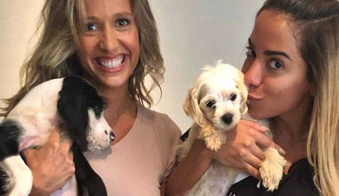 Anitta adota dois cachorrinhos com Luisa Mell