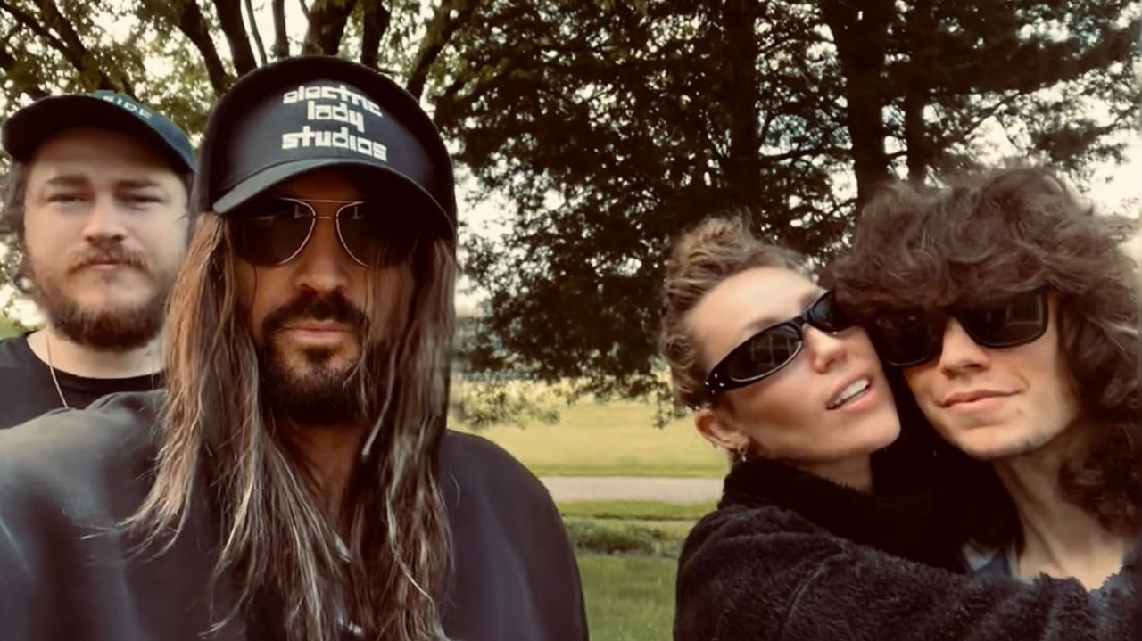 Miley Cirus reecontra família após conflitos e quebra silêncio em relação com mãe Lorena Bueri