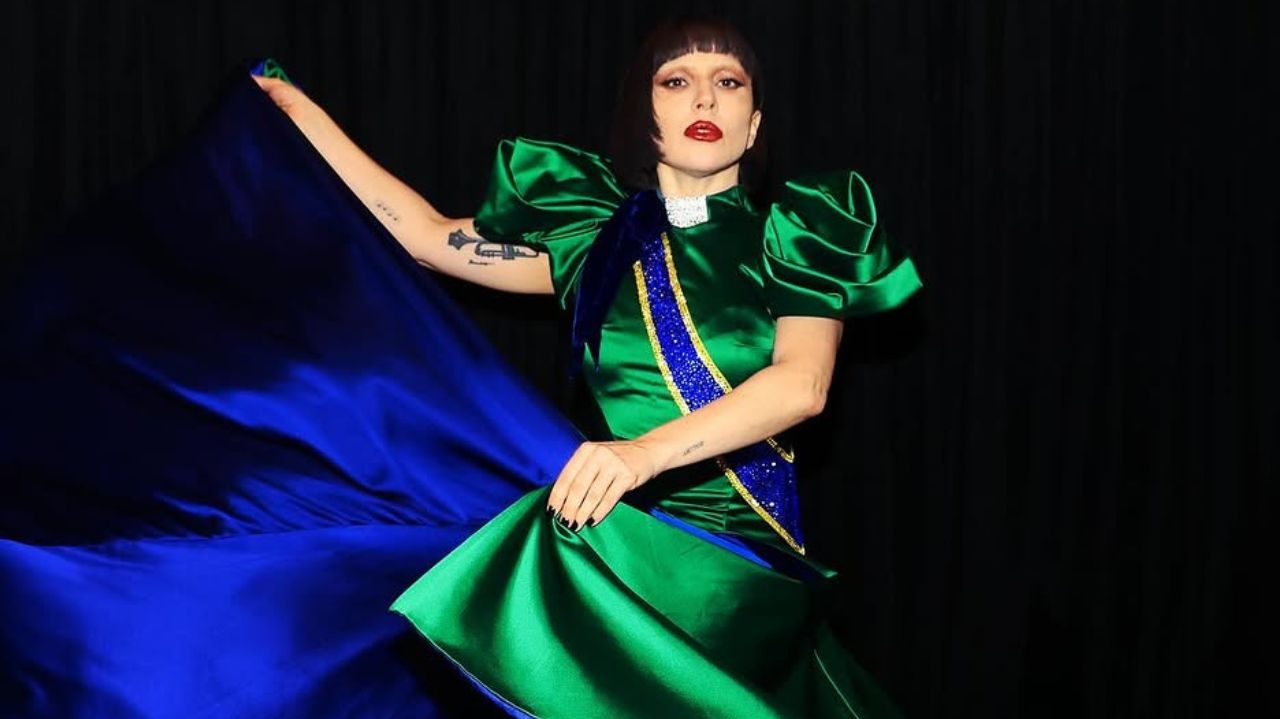 Gesto discreto de Lady Gaga para ajuste de figurino viraliza entre fãs Lorena Bueri