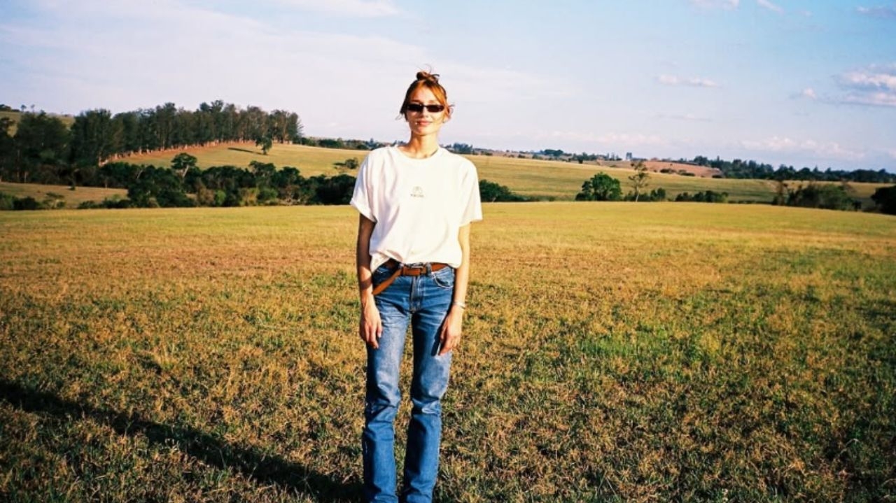 Calças jeans retas dos anos 90 são as preferidas de Sasha Meneghel Lorena Bueri