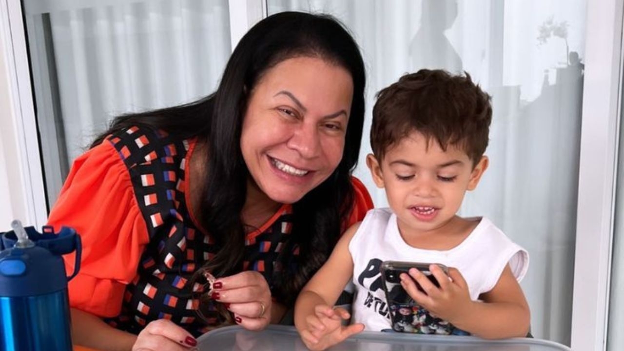 Mãe de Marília Mendonça reage ao ouvir o neto falar sobre saudade da mãe  Lorena Bueri