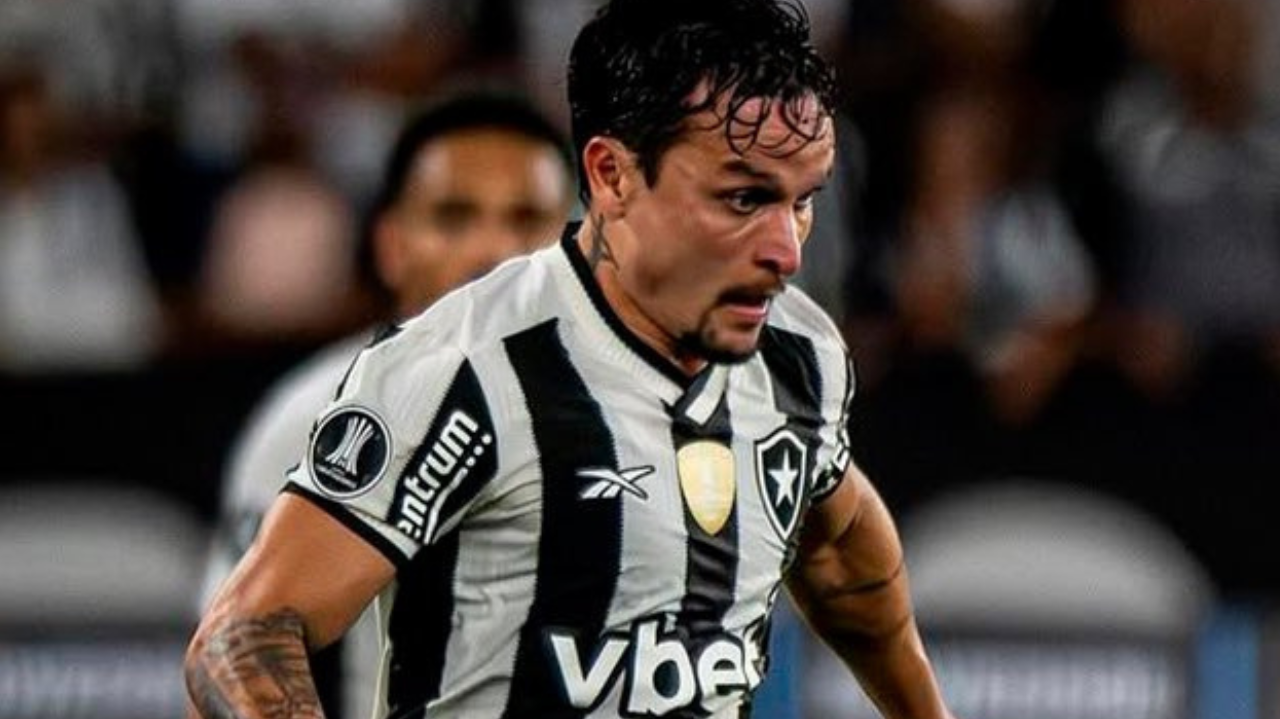 Artur celebra grande atuação em goleada do Botafogo  Lorena Bueri