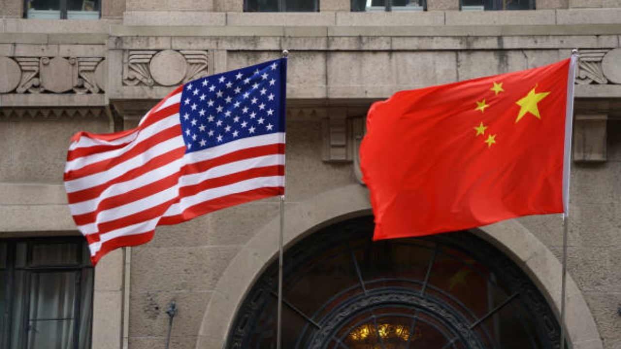 EUA e China selam trégua tarifária temporária após meses de tensão comercial Lorena Bueri