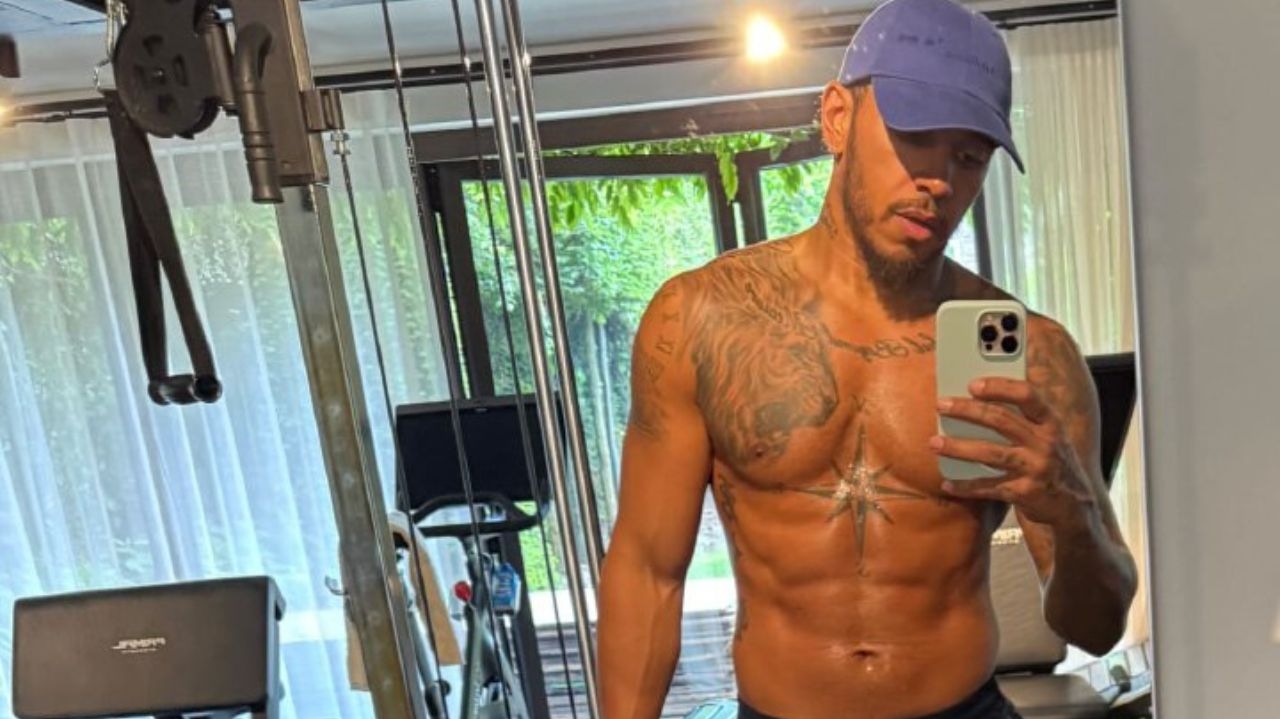 Lewis Hamilton surpreende com foto na academia e exibe tanquinho Lorena Bueri