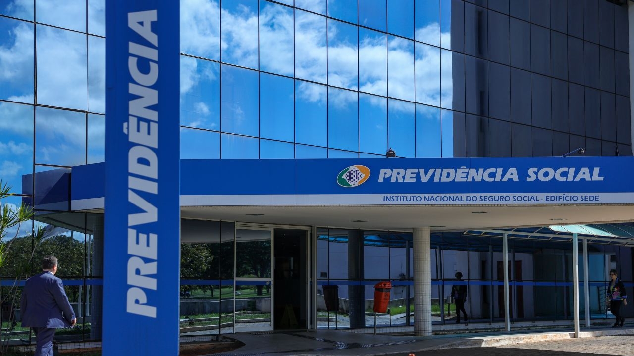 INSS notifica 9 milhões de aposentados por descontos indevidos Lorena Bueri