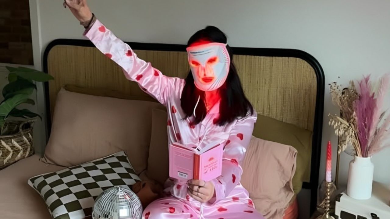 Uso de máscara de LED ganha espaço no universo do skincare Lorena Bueri