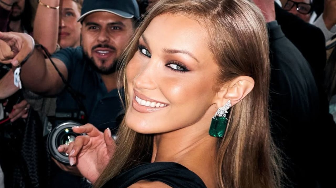 Com Saint Laurent, Bella Hadid inicia era de cabelo loiro Lorena Bueri