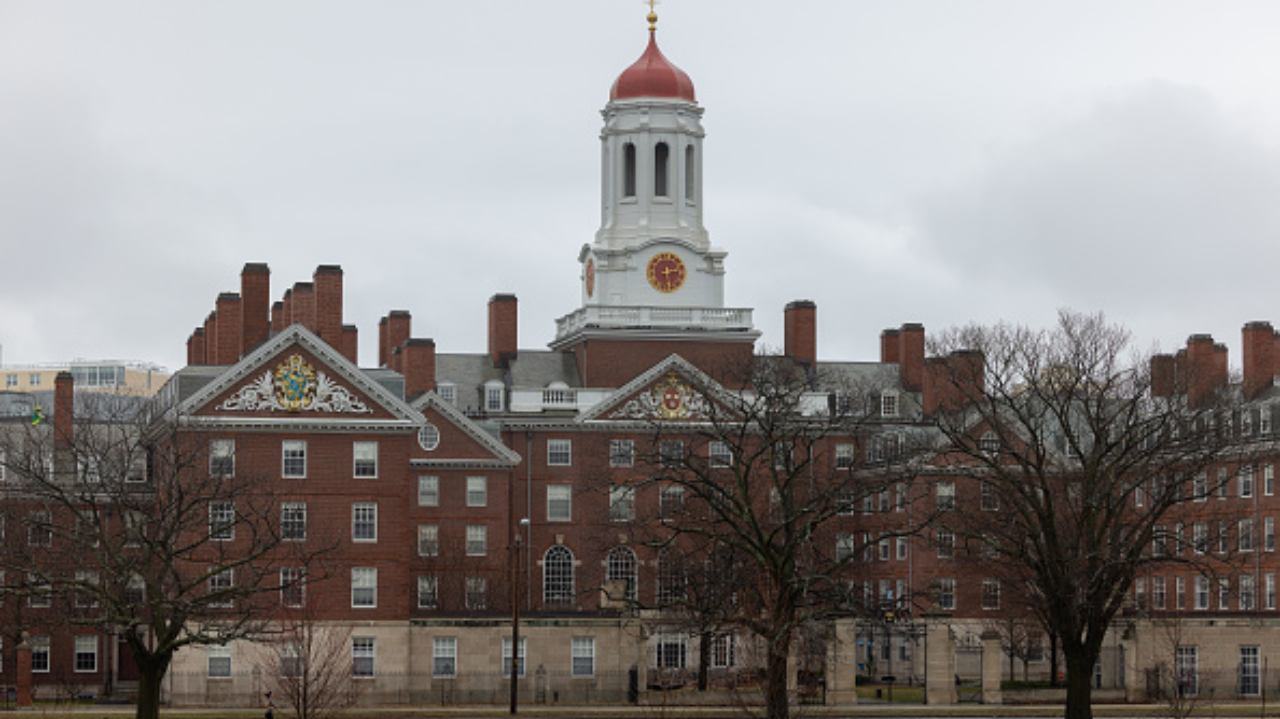 Governo dos EUA congela mais US$450 milhões em recursos para Harvard Lorena Bueri