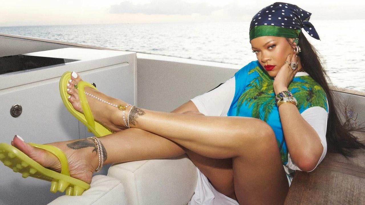 Rihanna estreia 'Friend of Mine' na trilha sonora do filme 'Smurfs' Lorena Bueri